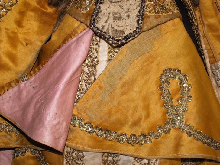 Particolare della gonna davanti dopo il restauro